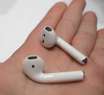 Should brands follow Apple's lead and kill the headphone jack? 