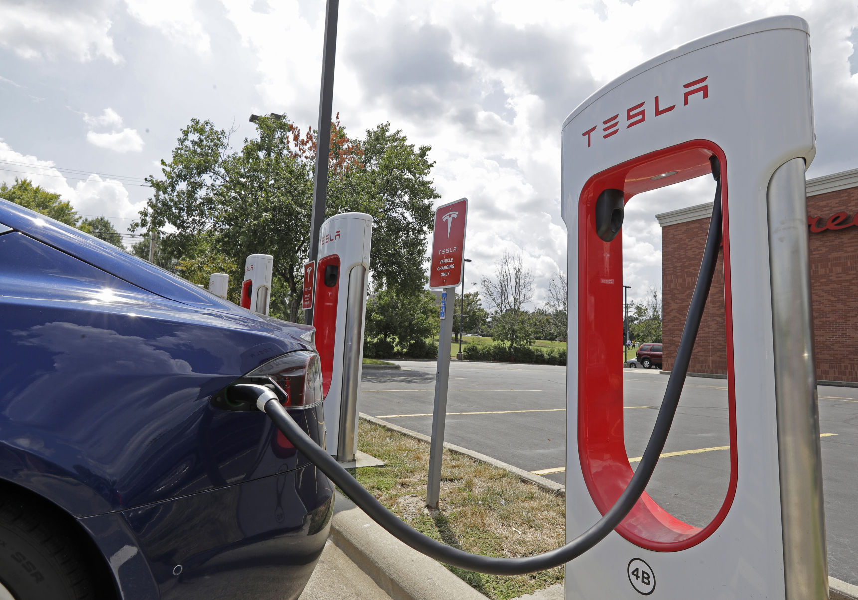 Should Congress extend electric car tax credits?