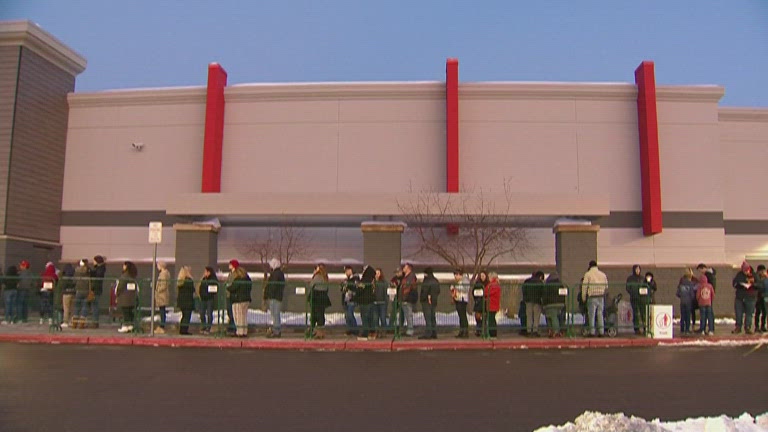 Should stores be closed on Thanksgiving Day? 