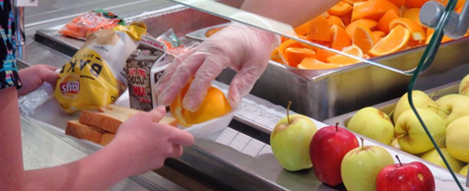 Should  the government ease healthy standards for school lunches?