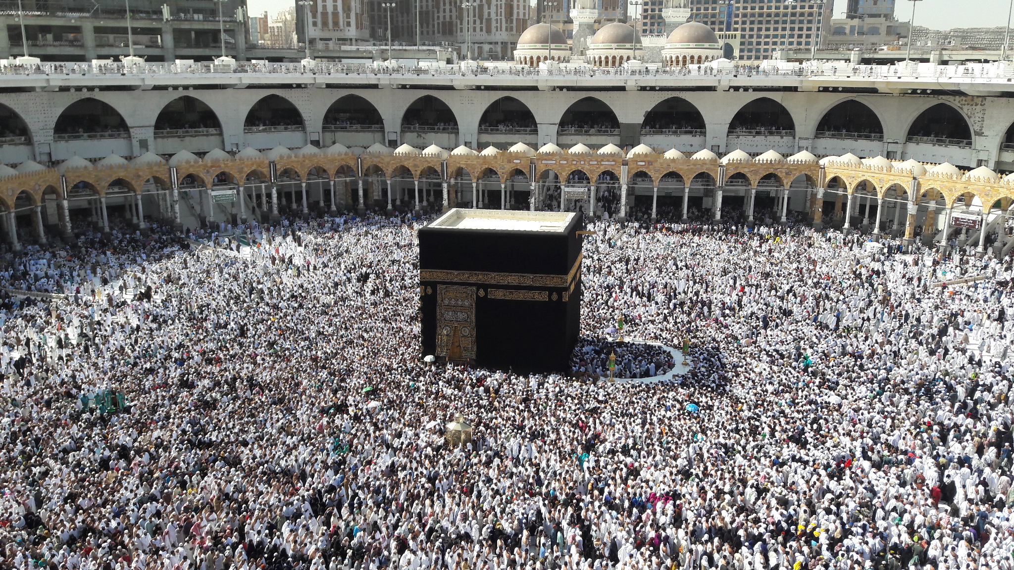 Saudi Arabia temporarily bans religious visits to the kingdom