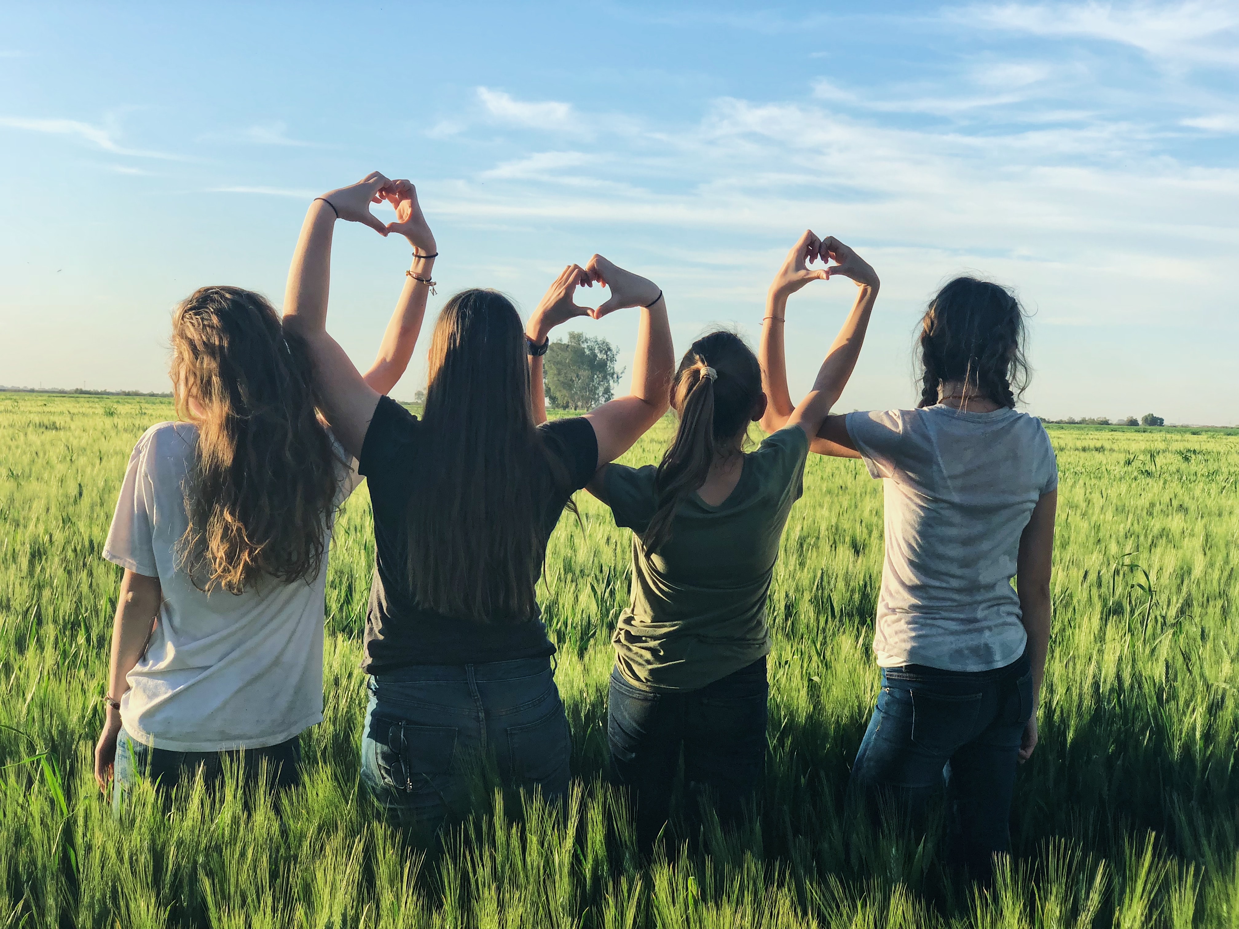  Would you rather have many good friends or one very best friend?