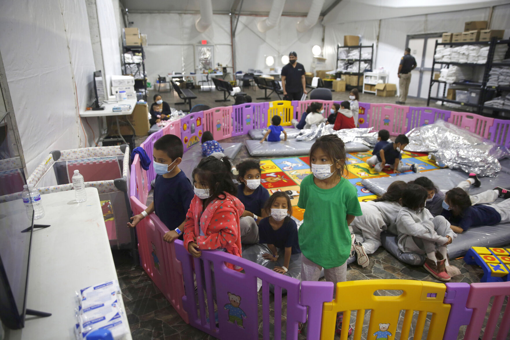 Should Missouri house unaccompanied migrant children who cross into the United States?