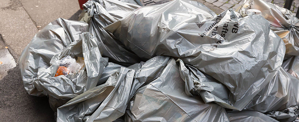Should people be required to put garbage bags inside sealed containers?