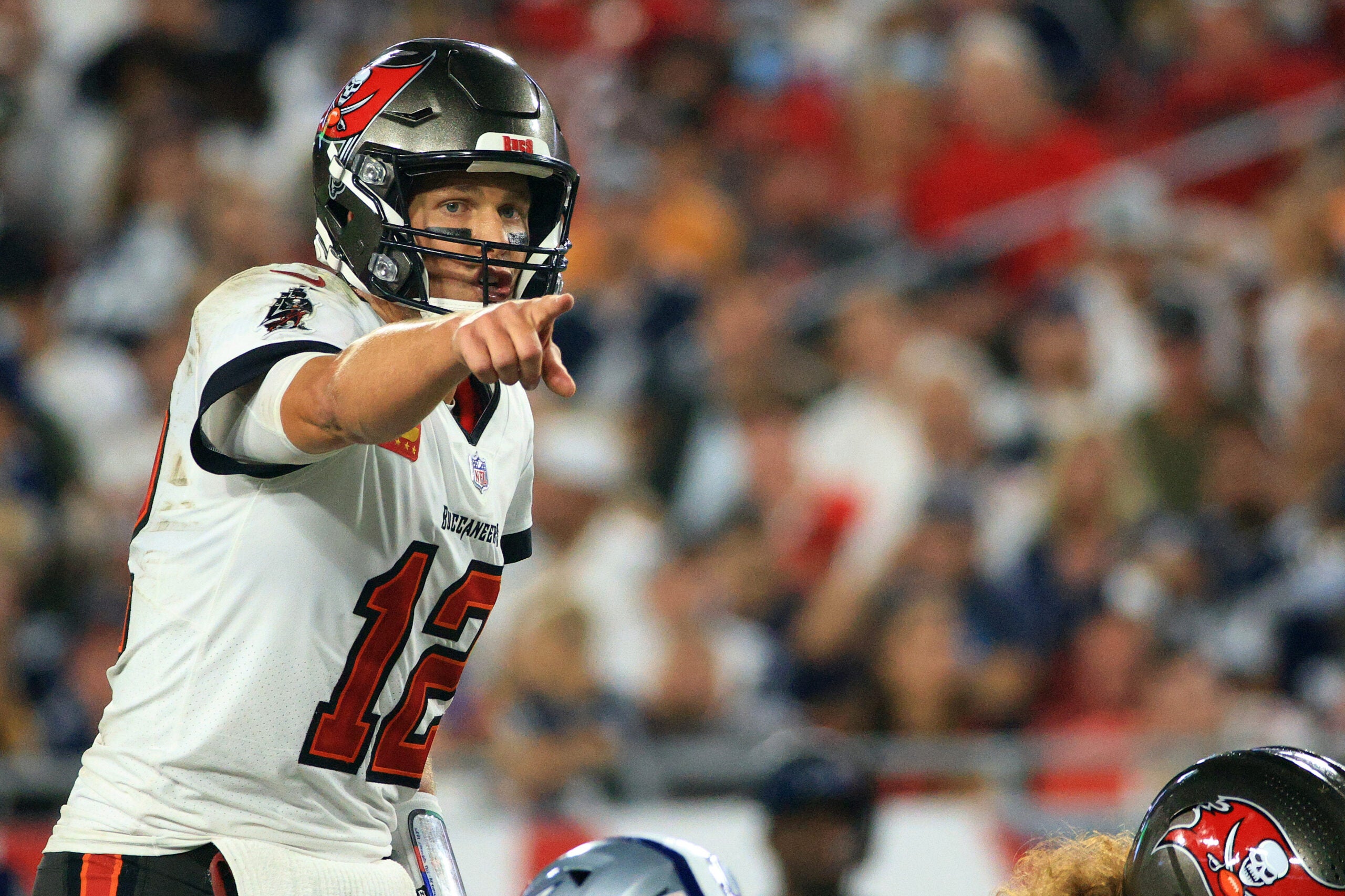 Brady throws 2 interceptions and still pulls out a W. Could Mahomes do that?