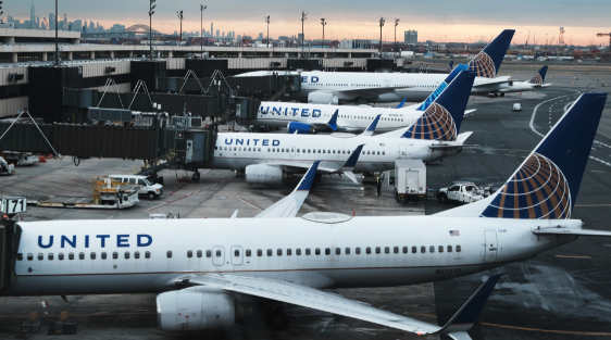 Do you know anyone that had flight cancellations or delays?