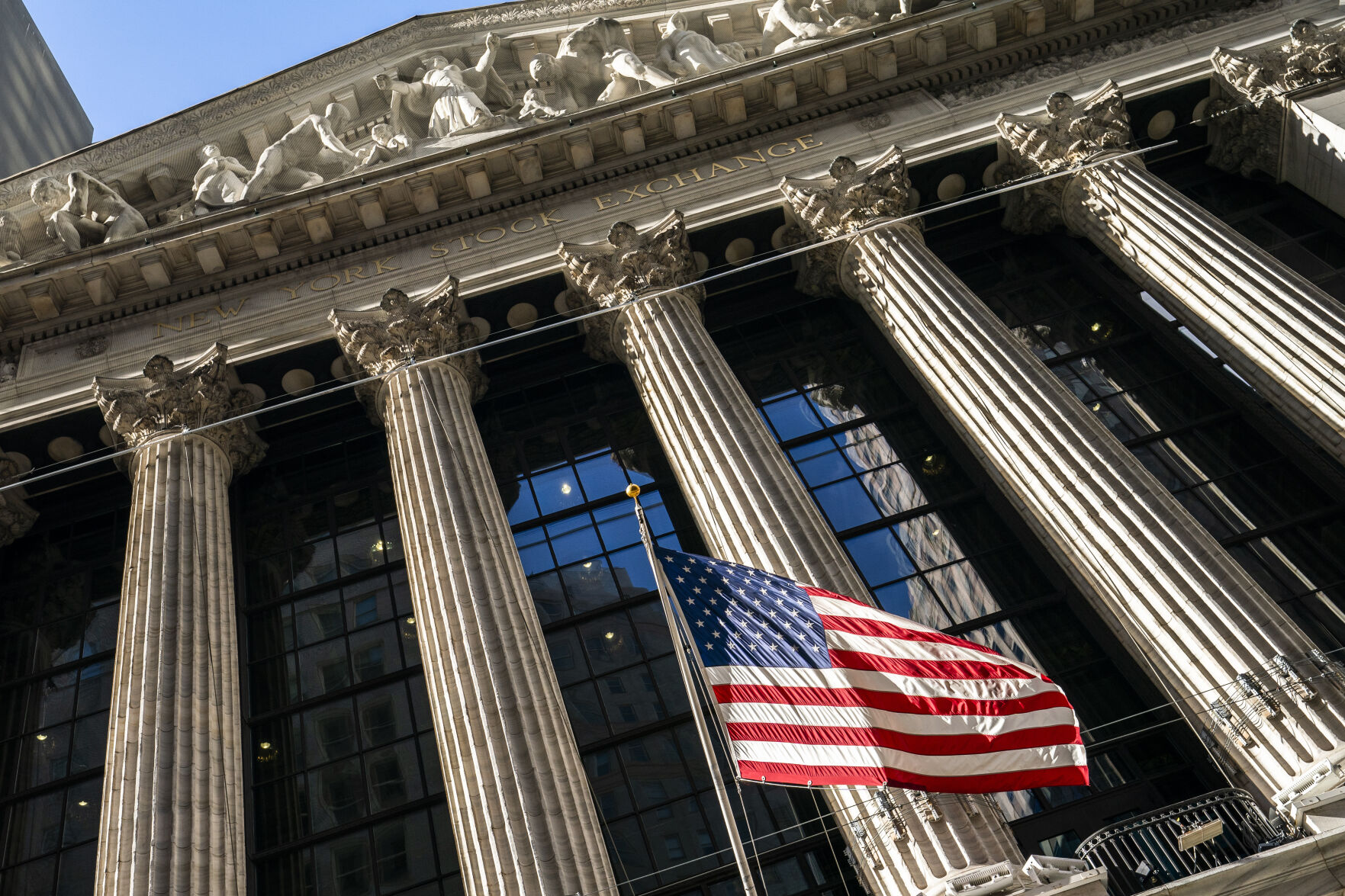 Should members of Congress be banned from trading stocks while in office?