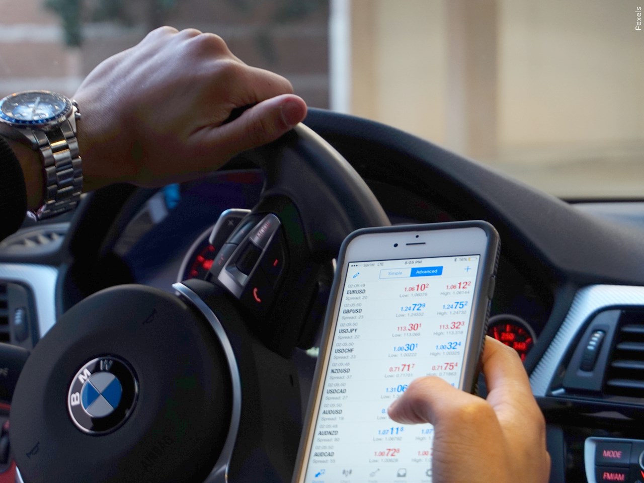 Should cellphone use without a hands-free system while driving be banned?