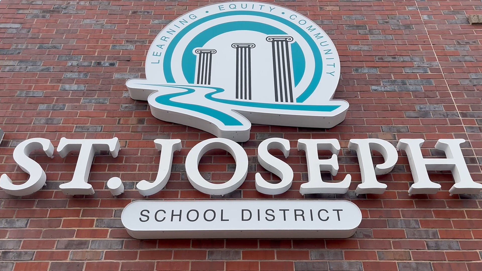 Should Missouri set up voluntary open enrollment for public schools? 