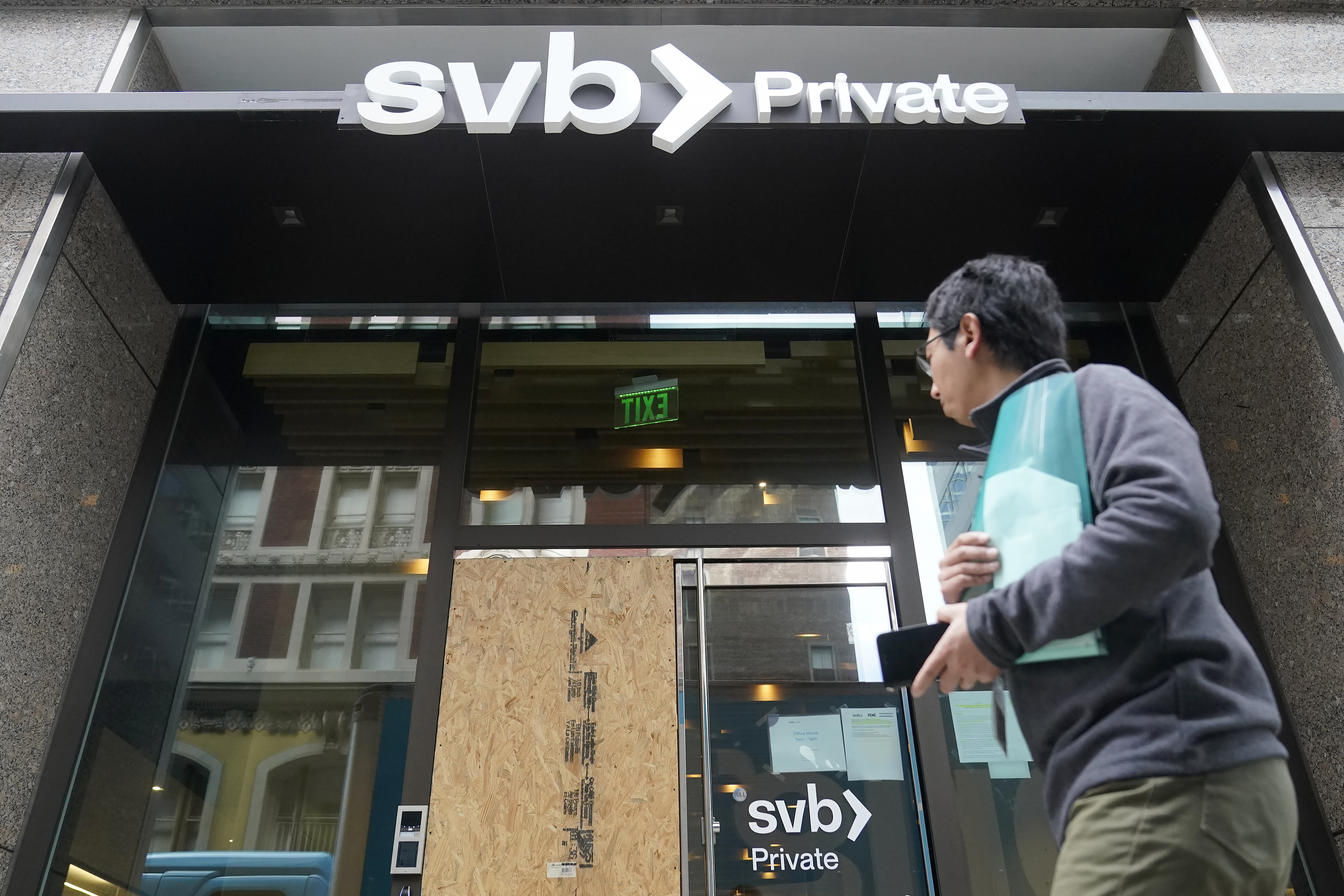 Should the U.S. revise its banking regulations in response to Silicon Valley Bank's collapse? 