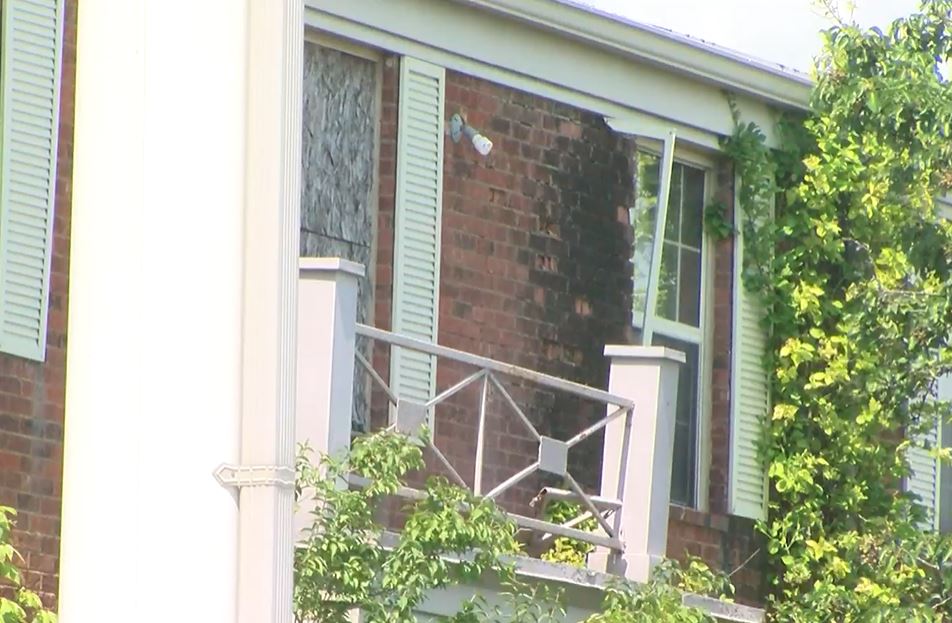 Should Jefferson City force the demolition of the dilapidated Truman Hotel?