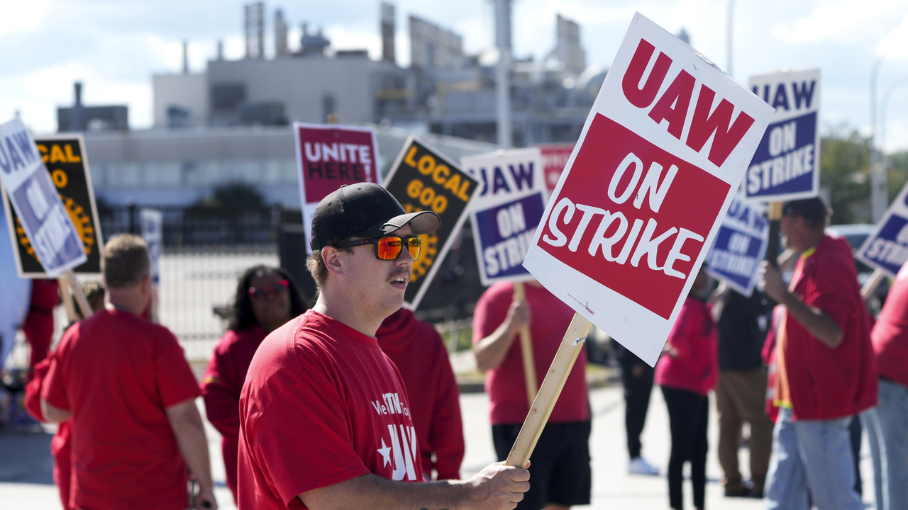Do you support or oppose the United Auto Workers union strike? 