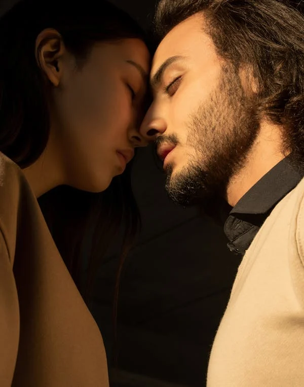 Should the guy initiate the first kiss?