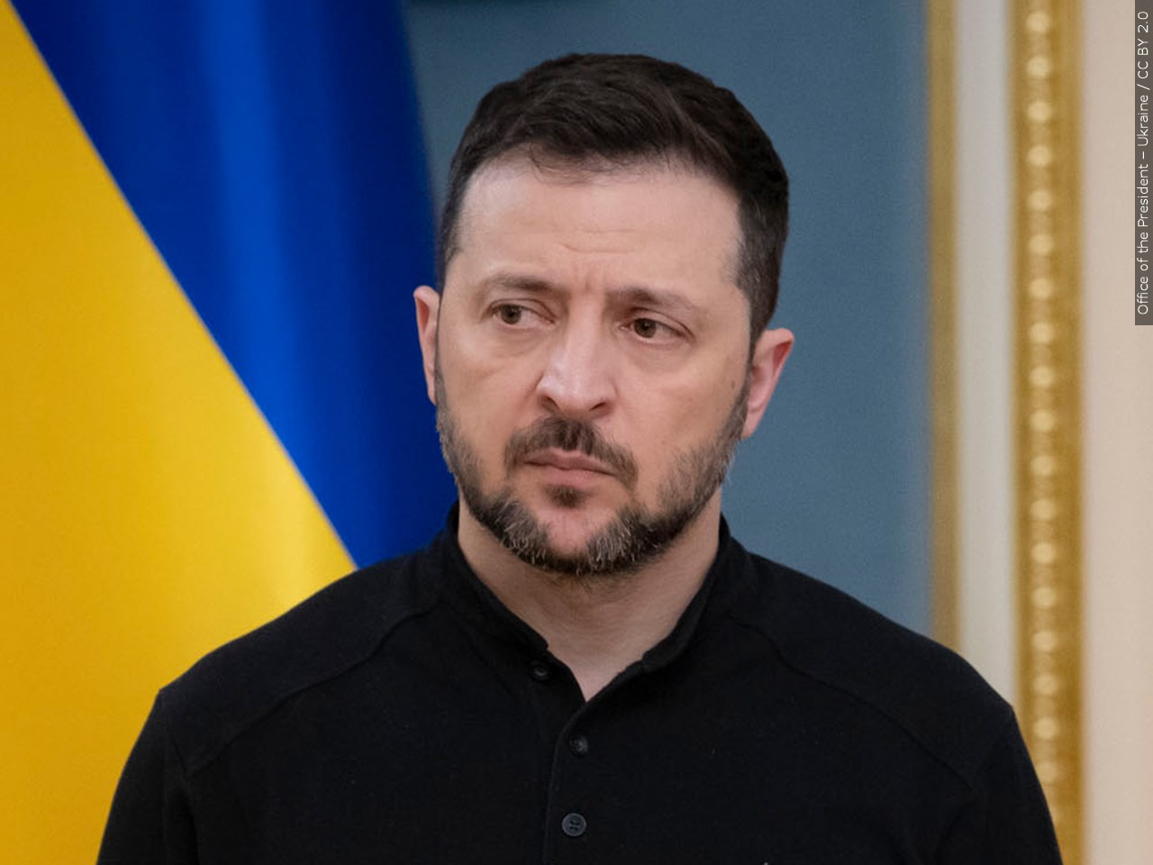 Should the U.S. pressure Ukrainian President Zelensky as part of its peace strategy?