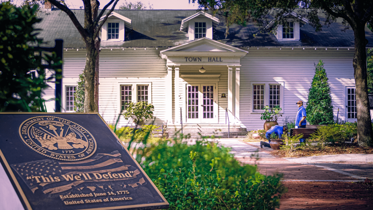 Should Windermere's public restrooms be open daily or only during town events?