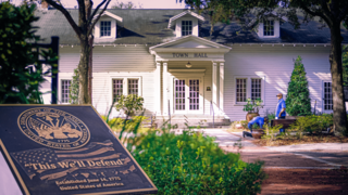 Should Windermere's public restrooms be open daily or only during town events?